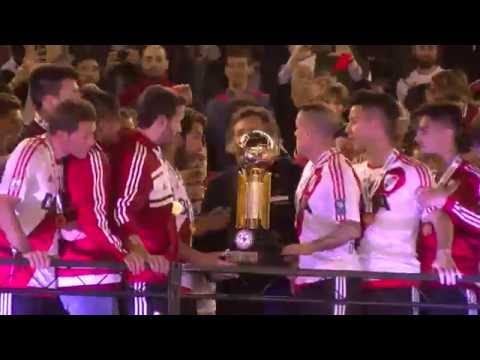 Los jugadores levantan la Recopa