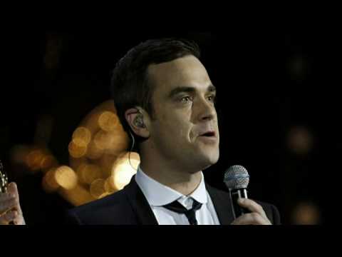 Robbie rejoins Take That Video