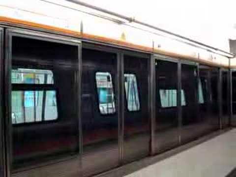 往香港列車於東涌站開出