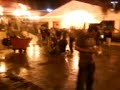 un borracho sin quehacer se le antojaron dar saltos de luchador en la plaza del mariachi  en la fenapo 2008 chequen el mortal jajajaja