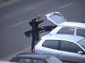 Koniecznie przeczytaj. Miejsce akcji Zielona Góra ul. Zachodnia - nagranie wykonano dokładnie 01.06.2010 r. o godzinie 18:49, na YT trafiło 01.07.2010 r. po namowie znajmych. Wzywanie Policji do takiej akcji nie ma sensu (dojadą naszybciej po 6-7minutach). Sama okolica jest systematycznie nawiedzana przez różnych dobrodziejów, ale ten działał w dzień. Bohater filmu pojawił się kilka razy przy białym golfiku, który w 100% nie należy do niego. W dniu 02.06.2010 r. udało się ponownie uwiecznić bohatera filmu, ale tym razem pojawił się z kompanem i tym razem pracował wewnątrz pojazdu, który był jeszcze dzień wcześniej zamknięty. Dokonania następnego dnia są w podobnym stylu, ale tempo działania było błyskawiaczne - poniżej minuty. Następny film z udziałem bohatera i kolegi raczej nie trafi do YT. Muzyka z YT: Tell Me That My World Is Pink and Not Blue wykonawca album: Uni and Her Ukelele Gatunek: Country & Folk
