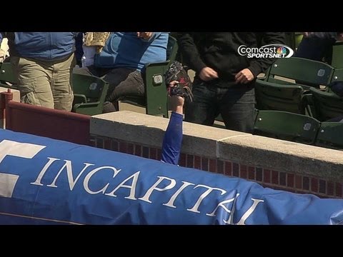 Video: SD@CHC: Rizzo leans over the tarp for the out