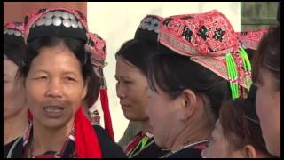 Đ.c Nguyễn Thanh Bình, CH trưởng BCH quân sự TP dự khai mạc và bỏ phiếu tại thôn Khe Sú 1, xã TYC.