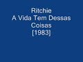 Ritchie - A Vida Tem Dessas Coisas [1983] (Letra) Perdi a hora mas encontrei você aqui Desde aquela noite eu nunca mais me entendi Você levou meu coração Levou o meu olhar Eu sigo cego e infeliz Querendo te encontrar Pra conversar Te convencer Te confessar Quero só você Não esqueci seu nome Seu rosto Sua voz Outro dia eu te vi numa tarde, tão veloz Você passou no circular Pela Praia do Leblon Corri atrás Tarde demais Perdi a condição De conversar De te convencer Te confessar Quero só você ...