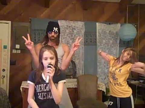 Un père qui danse avec ses deux filles
