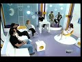o cantor toni plat�o interpreta m�sica composta por jards macal� e capinam no programa happu hour, do canal gnt.