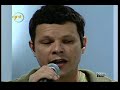 o cantor toni plat�o interpreta m�sica composta por jards macal� e capinam no programa happu hour, do canal gnt.