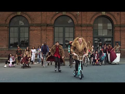 MACKLEMORE ＆ RYAN LEWIS - THRIFT SHOP FEAT. WANZ (OFFICIAL VIDEO)