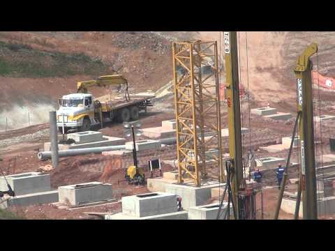 Torcedor fiscaliza o andamento das obras do estádio do Corinthians