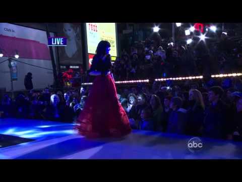Carly Rae Jepsen "Call Me Maybe" & "This Kiss" Live From Time Square - New Year's 2013