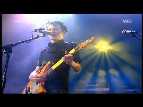 showbiz - Muse performing Showbiz and the Ashamed outro at the London Astoria in England on January 31th 2000. Setlist : 01 - Uno 02 - Sunburn 03 - Plug In Baby 04 - F...