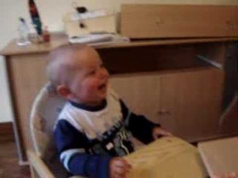 Bébé rigole aux éclats