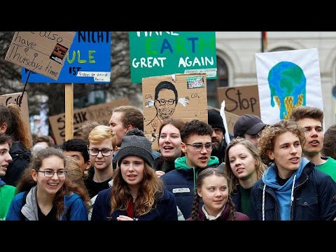 Fridays For Future: Greta Thunberg demonstriert mit ...