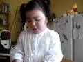 Isabelle haciendo arepa para Clara