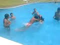 muchas peleas en la piscina muy bueno