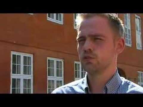 polit - DJØF Studievalg 2008. DJØFere uddanner sig til de vildeste muligheder. Hør Kristians historie. Hvor førte hans uddannelse ham hen?