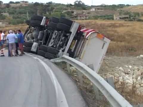 Favara, si ribalta camion in C.da Pioppo ferito il conducente 