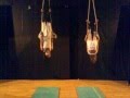 Ensayo de trapecio teatro aereo, improvisacion Juhan y Kiera
