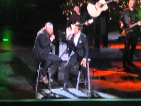 Willie Robertson AND Luke Bryan perform live!