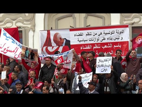 Tunesien: Demonstrierende zeigen ihre Unterstü ...