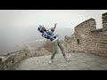 A este chavo ya le conocemos de otros videos (es Marquese Scott) y sus videos bailando dubstep son todo un exito. Ahora se ha marchado a la muralla China para grabar su nuevo video.