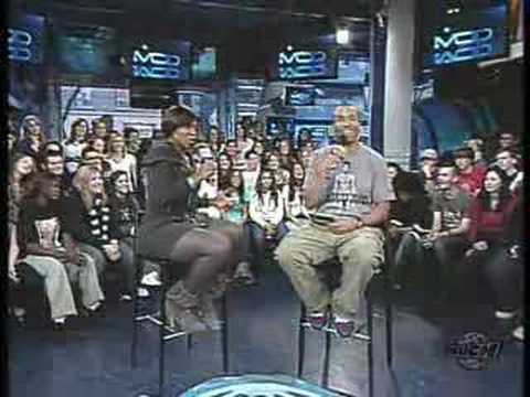 Jully Blackが彼女の部下のそばにあります。