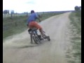 El Cala haciendo ceritos con la moto yamaha carro 2