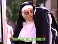 Inocentes monjas posando con chicos semidesnudos - Bromas