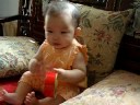 9/24外公給芊芊小塑膠杯跟茶葉罐頭的蓋子，芊芊就開始打擊起來了，現在只要碰到新的東西都會拿來敲敲看，開始了她的打擊演奏會的序幕