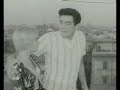 - Ho capito solo valigia. Eh! Qui f..fra il dialetto milanese e lei che parla c..co' lo gnocco in bocca è un macello...- Mbè va be', in fondo è 'na piccolezza, si nota appena. Del resto io pure eh..eh.. non so se si nota ma ogni tanto zagajo, si inzomma: inciampico co' la parola...- Cosa vuole, è che quando giunge il tramonto, non so' come dire, mi sento solo, la mia fragile esistenza viene come invasa da una profonda nostalgia.Dalla terrazza si scorge la cupola di Sant'Ivo, la Chiesa del Gesù, il Vittoriano, la cupola di San Luca e Martina al Foro e quella di Sant'Omobono (1960).Tutti i film, foto ed info su: http.//www.tesoridiroma.net