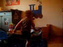 Frans-Emil speelt muziek
