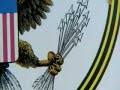 Playlist: http://de.youtube.com/view_play_list?p=0FA4BFE024FCE539Der Dollarschein ist weltweit ein Zeichen fuer Reichtum und Materialismus. Er ist ein Gegenstand des taeglichen Lebens und doch nimmt man ihn nur selten richtig wahr. Dabei ist er mit auffaelligen Symbolen des Grossen Siegels von Amerika versehen. Doch wer waehlte diese Symbole, die die Rueckseite der Dollarnote zieren, und welche Bedeutung haben sie?