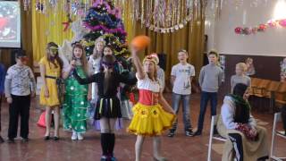 "Курочка Ряба" зажигает на школьном новогоднем утреннике!