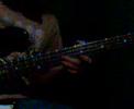 aqui vemos al bajista ezequiel guillen ejecutando el bajo.
el mismo es bajista de una banda argentina llama alkimya.
