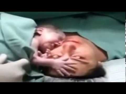 Bebe Recien Nacido Llora Cuando Lo Separan de Mamá: Bebe se aferra a su madre