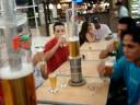 Galera Virando o copo de chopps