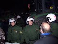 parfois le ras-le-bol fait que des jeunes  cassent après un matche de foot... quand le ventre est bien plein, les jeunes et les vieux se mobilisent pour la nature!Voilà quelques informations sur les transports CASTOR:Une fois par an un train vient de France en direction de l´allemagne...En France, environ 300 000 colis de matières radioactives sont transportés tous les ans dont les deux tiers ne concernent pas le cycle du combustible nucléaire : ce sont des matières à usage médical, pharmaceutique ou industriel.Le combustible nucléaire concerne environ 840 transports par an (300 pour le combustible neuf, 450 pour le combustible irradié, 30 pour le combustible MOX et 60 pour la poudre d'oxyde de plutonium).Les transports de combustible nucléaire sont vivement critiqués par des associations antinucléaires.En Allemagne, des organismes antinucléaires ont organisé plusieurs manifestations d'opposition aux trains de déchets nucléaires vers le site d'enfouissement de Gorleben sous le slogan « stop castors » (les castors étant les conteneurs transportant les déchets nucléaires).L'association Wise-Paris dénonce le transport de plutonium américain et les problèmes de sûreté et de sécurité qu'il suscite.Le 29 septembre 2003, Stéphane Lhomme bloque un wagon de déchets nucléaires au coeur de Bordeaux.Le 7 novembre 2004, Sébastien Briat - militant antinucléaire français - est mort à Avricourt (Moselle) lors d'un accident avec un train, qui transportait des déchets nucléaires.Le 14 novembre 2006, un train de déchets est stoppé durant deux heures près de Serqueux par des militants dieppois ALORS QUOI? VIVE ELKALA! VIVE LA NATURE!all copyrights is reserved to Lalakahina and the people of Gorleben! Lalakahina is against all violence against federal employees and againt demonstrators!Urheberrecht gehört Lalakahina und den Menschen von Gorleben. Lalakahina ist gegen jegliche Gewalt gegen Staatsangestellte, sowie gegen Demonstranten ;) ;) ;)