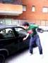 il raf dà un calcio volante alla sua macchina