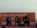 APUで行われた天空祭にて模擬国連がダンスを披露したものです。聴衆で笑っている人はいますが、踊っている私達は真剣そのものでした。 本当にセピアはカッコイイですね。 みんな忙しい中、練習を一生懸命頑張りました。練習方法はyoutubeやビデオを使っての研究を交えてのものでした。さすがにバク転は危険ということで、オリジナルを取り入れつつの踊りです。