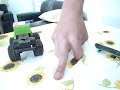 Skatista tenta pular de um caminhão em movimento Skatista tenta pular de um caminhão em movimento