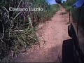 Del Rey passando em estrada cheia de po�as de lama...