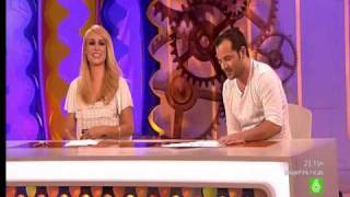 Host explains to hottie that balls are sensitive on national TV (Spanish)