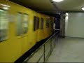Ankunft einer Berliner U-Bahn vom Typ F in Kottbusser Tor Ankunft einer Berliner U-Bahn vom Typ F in Kottbusser Tor