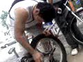 rompiendo la bici de luisito