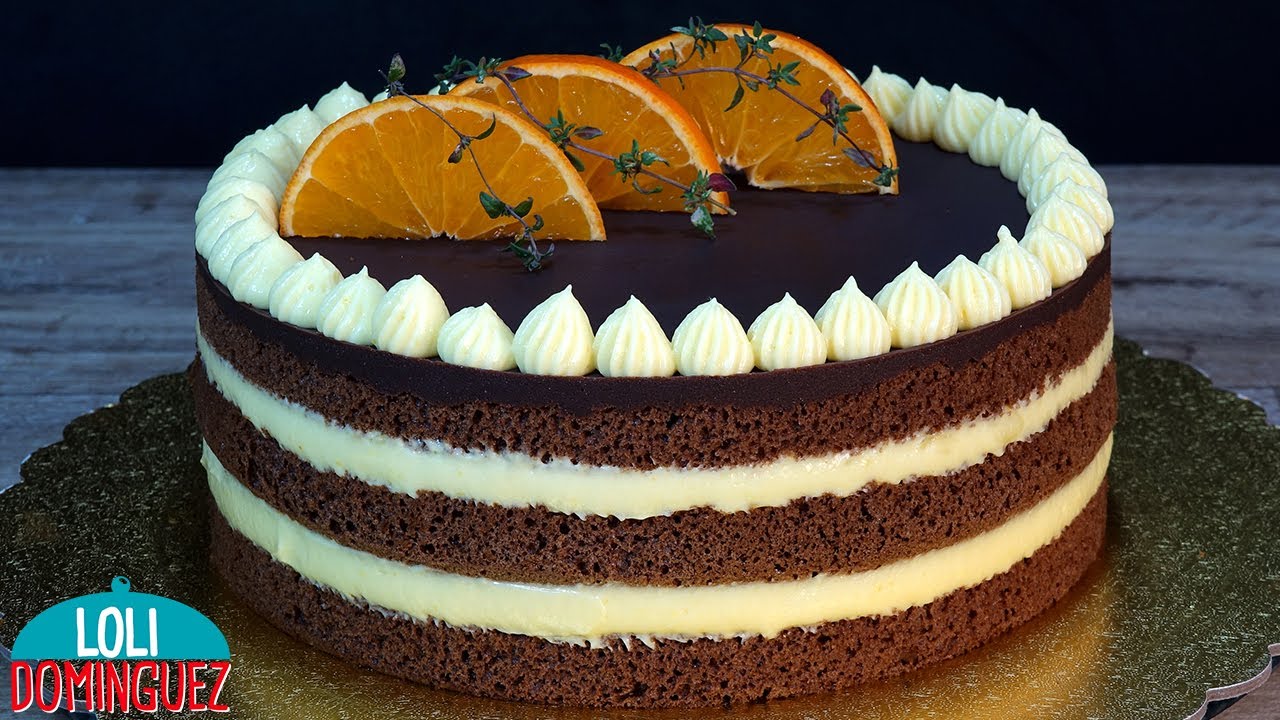 Vista de una tarta de chocolate y naranja