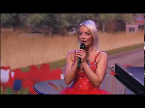claire - Deze Britse moeder speelt een aardig potje piano. Maar naast haar pianospel heeft Claire een dijk van een stem.