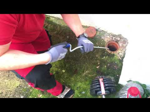 Rohr-Reinigungsspirale benutzen Abflussspirale benutzen um einen Verstopften Abfluss zu reinigen DIY