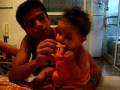 videos de Yasmin comendo biscoitinho!