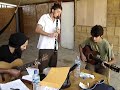 PERU. Música en la calle. Dos franceses tocan jazz gitano