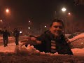 La familia jugando en la nieve